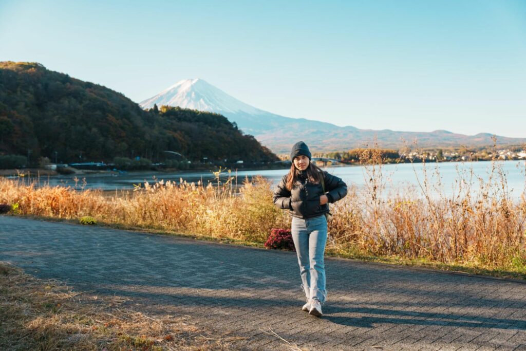 Promenad vid Kawaguchiko-sjön med utsikt över Mount Fuji