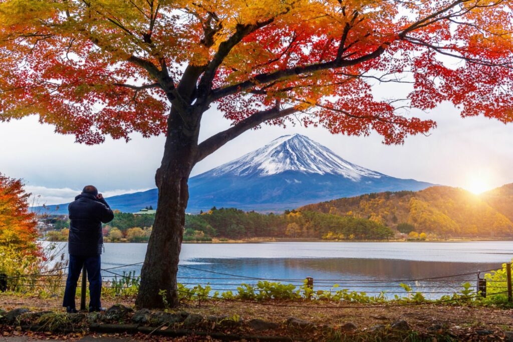 Fotograf som fångar Mount Fuji på hösten