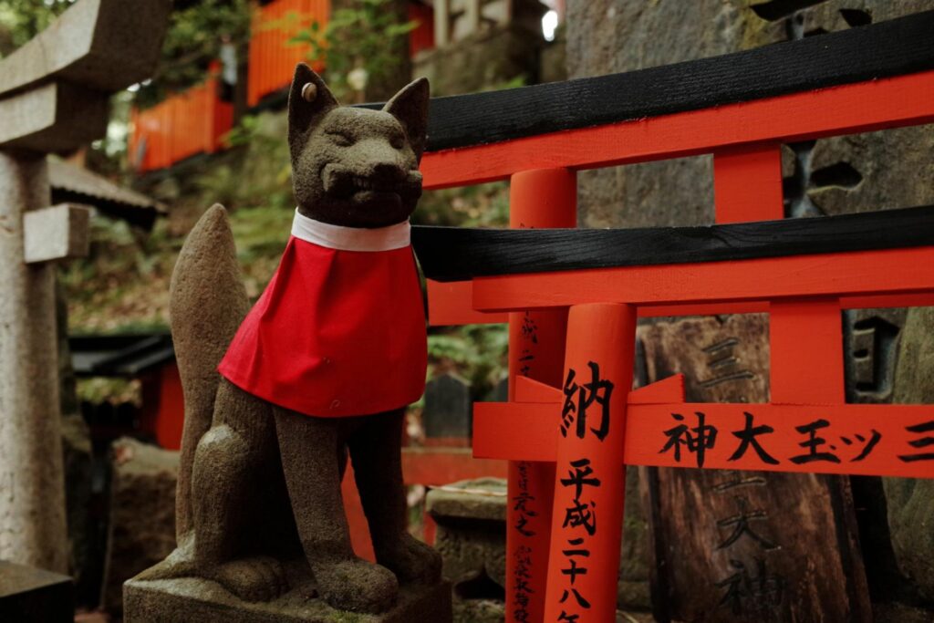 Rävstaty vid Fushimi Inari-helgedomen
