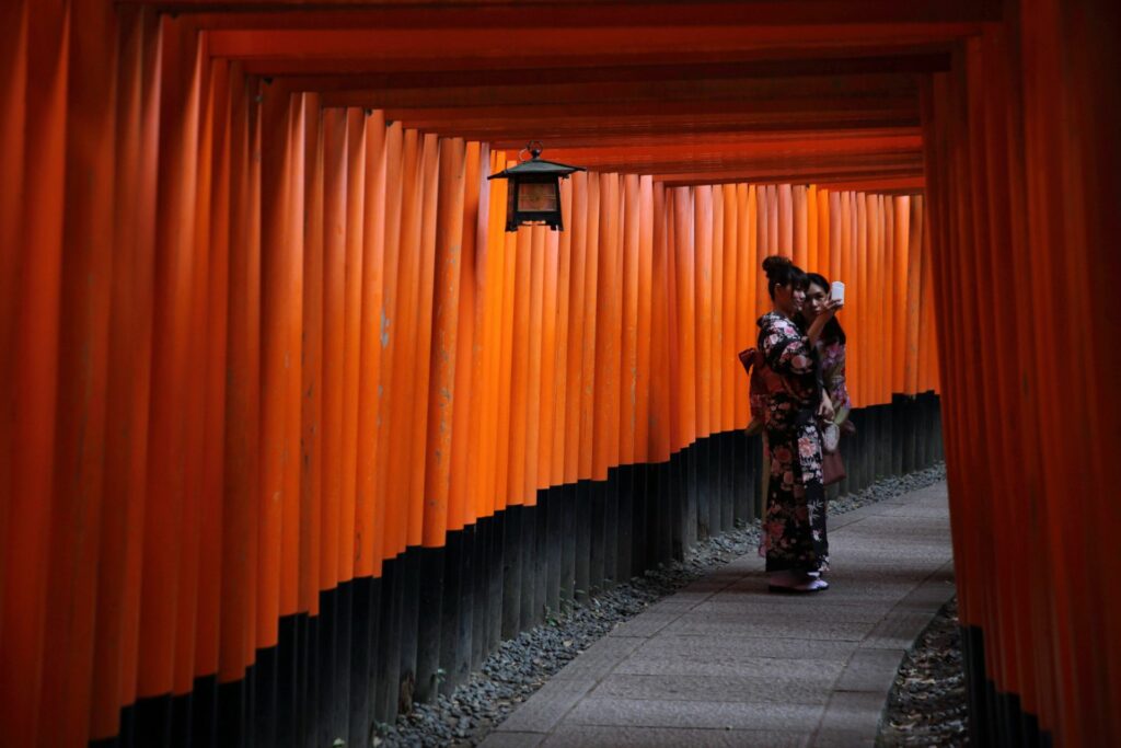 Besökare i kimono vid Fushimi Inari