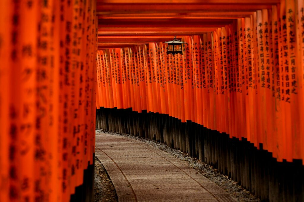Cinnoberröda torii-portar vid Fushimi Inari