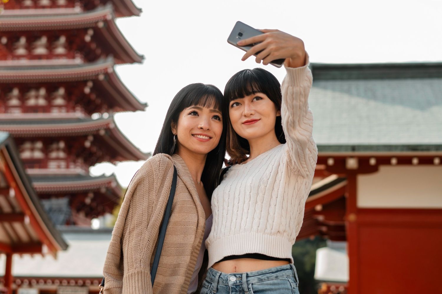 Resenärer tar selfie vid japanskt tempel