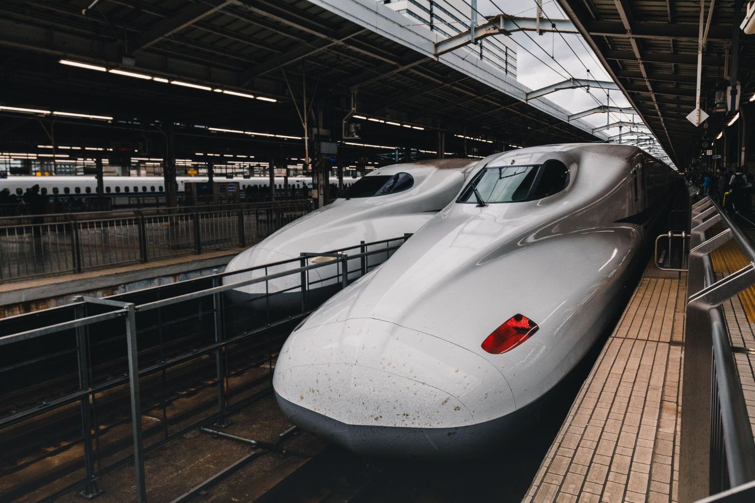 Shinkansen kulsnabbtåg vid plattform