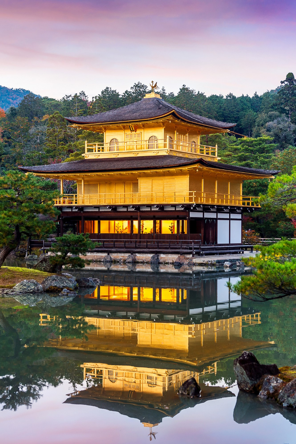 Kinkaku-ji med reflektion