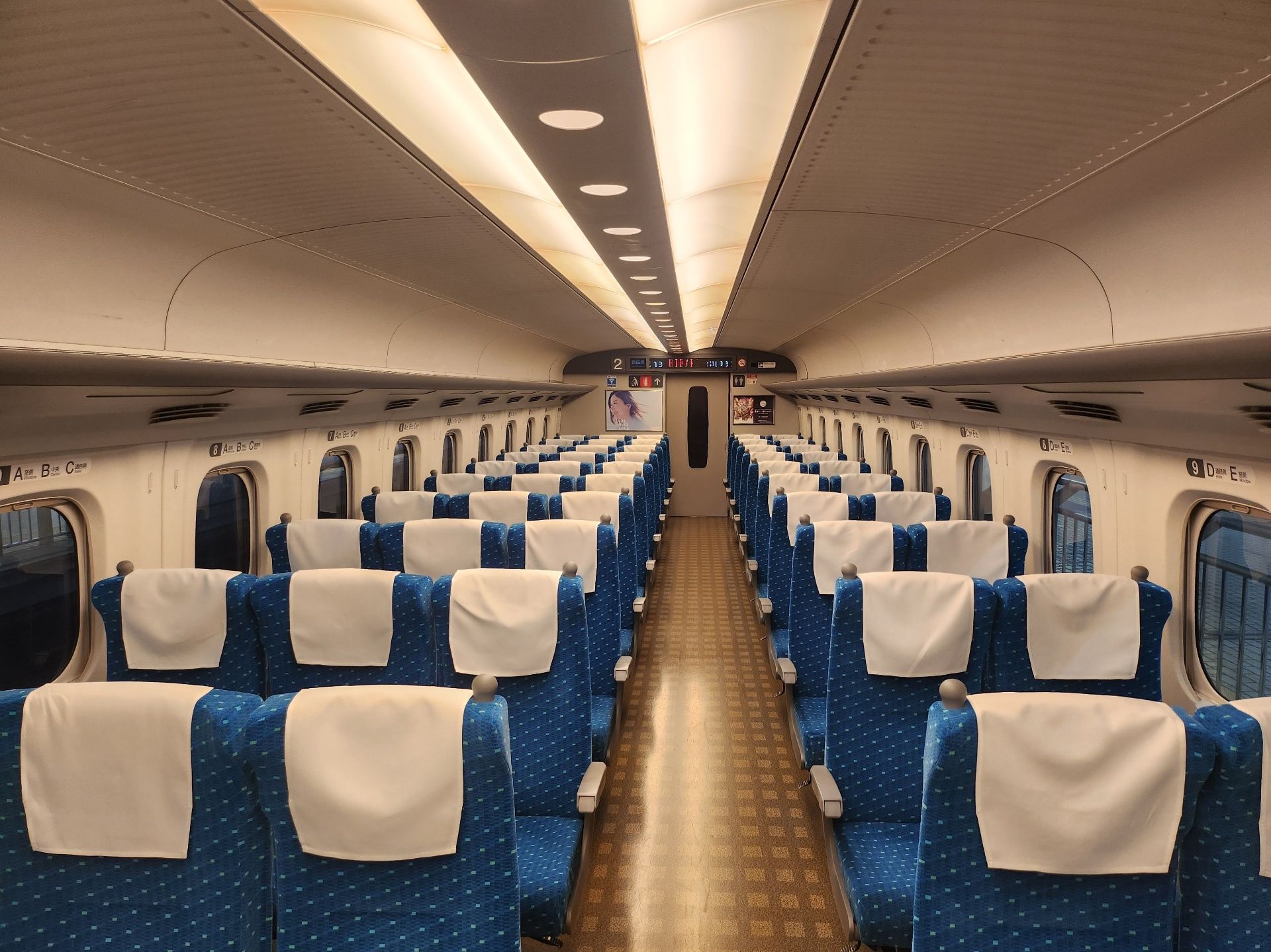 Standard class Shinkansen interiör