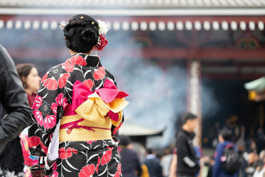 Besökare i kimono vid Senso-ji